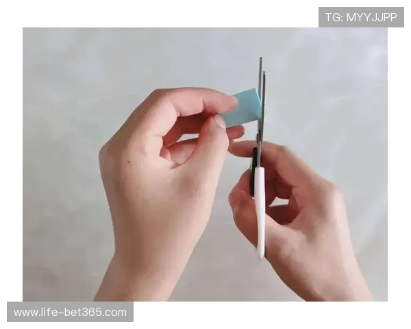 《同桌纸条游戏:课堂上悄悄传递的秘密与欢笑》 《同桌纸条游戏:课堂上悄悄传递的秘密与欢笑》